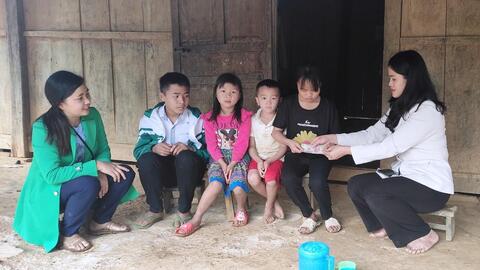 Thanh Hóa: Bốn anh em mồ côi được nhận tiền hỗ trợ của bạn đọc