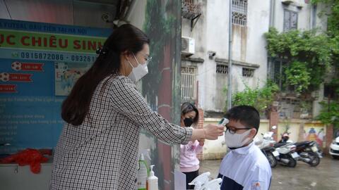 Nhà trường phối hợp đảm bảo an toàn cho học sinh lớp 6 tiêm vắc xin phòng Covid-19