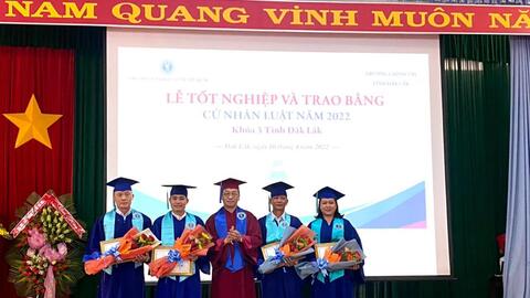 Trường ĐH Luật TPHCM trao bằng cử nhân cho 98 cán bộ, công chức tỉnh Đăk Lắk