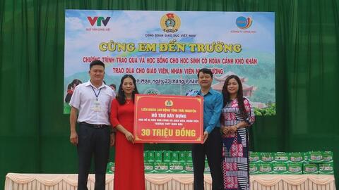 Thái Nguyên: Trao quà, hỗ trợ cho học sinh và giáo viên trường miền núi