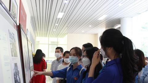 Khai mạc triển lãm "Chủ tịch Hồ Chí Minh với sự nghiệp giáo dục"