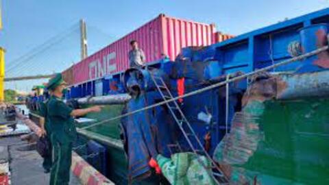 TPHCM: Tàu vận tải biển va chạm với sà lan trên sông Sài Gòn
