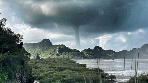 Vòi rồng cao hàng trăm mét xuất hiện ở Cát Bà