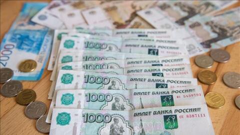 Đồng tiền Nga lại giảm giá mạnh, hơn 100 ruble mới đổi được 1 USD