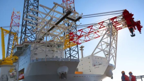 Công nghệ Trung Quốc trở thành chìa khóa để xây trạng trại gió lớn nhất thế giới ngoài khơi nước Anh: Tự nâng cả cấu trúc khổng lồ lên cao hàng chục mét giữa biển