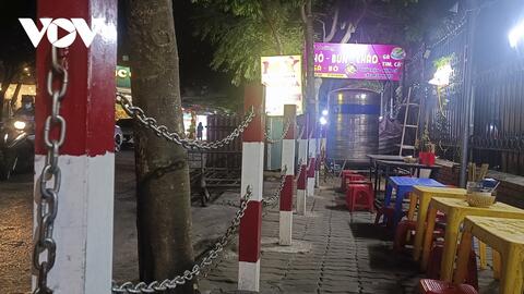 Hàng quán tháo xích vỉa hè, bày biện bàn ghế bán hàng bất chấp biển cấm
