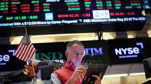 Lo ngại về thời điểm Fed hạ lãi suất, hai chỉ số chứng khoán chính của Mỹ đi xuống