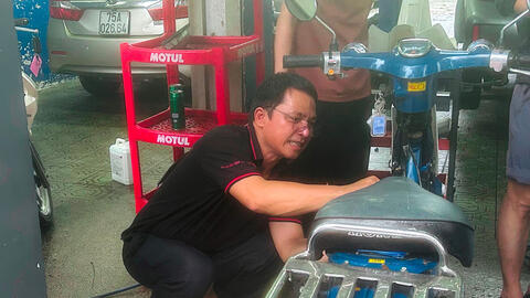 Ấm lòng các điểm sửa xe miễn phí căng mình giúp đỡ người dân vùng lũ Huế