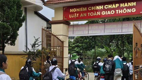 Trường học ở Phú Thọ phát động gắn biển tên lên xe đạp điện cho học sinh