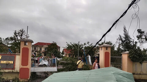 Lốc xoáy trong đêm, hàng chục ngôi nhà ở Đà Nẵng bị tốc mái