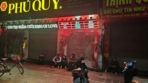 Trắng đêm chờ mua bạc khi dòng tiền tìm nơi trú ẩn mới