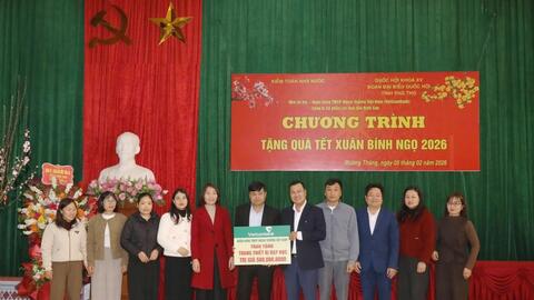 Vietcombank trao 1 tỷ đồng hỗ trợ giáo dục và xây nhà đại đoàn kết tại tỉnh Phú Thọ