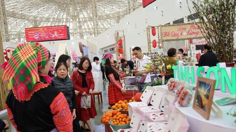 Cận Tết, nhiều gian hàng tại Hội chợ Mùa Xuân ghi nhận doanh thu tích cực