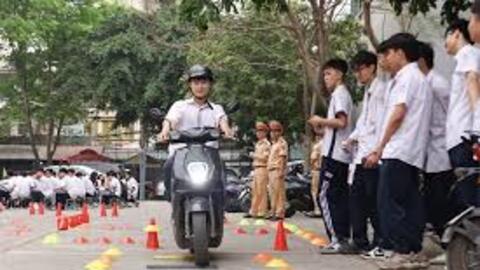 CSGT hướng dẫn kỹ năng lái xe cho học sinh