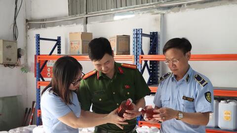 Phát hiện điểm chứa trữ gần 9.000 lít rượu có dấu hiệu vi phạm tại Hà Nội