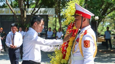 Thủ tướng Lê Minh Hưng tưởng niệm các anh hùng liệt sĩ tại các "địa chỉ đỏ" ở Quảng Trị