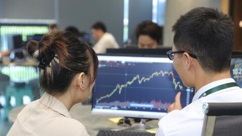 Điểm tựa của chứng khoán Việt Nam giữa nhiều "cơn gió ngược"