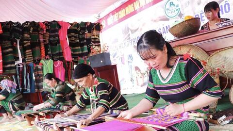 Khai thác lợi thế bản địa để giảm nghèo bền vững