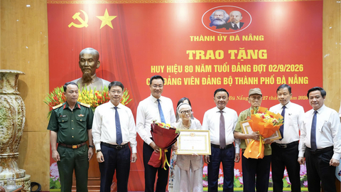 Thường trực Ban Bí thư trao Huy hiệu 80 năm tuổi Đảng cho đảng viên lão thành Đà Nẵng
