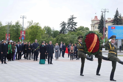 Tổng Bí thư Tô Lâm đặt hoa tại Tượng đài Chiến thắng ở Thủ đô của Belarus