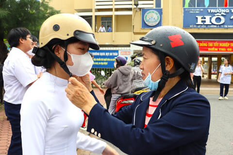 Kỳ thi tốt nghiệp THPT 2025 tại ĐBSCL: Vượt mưa lũ, ấm tình người