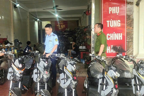 Phát hiện vụ bán xe máy điện giả nhãn hiệu, chuyển hồ sơ sang công an điều tra