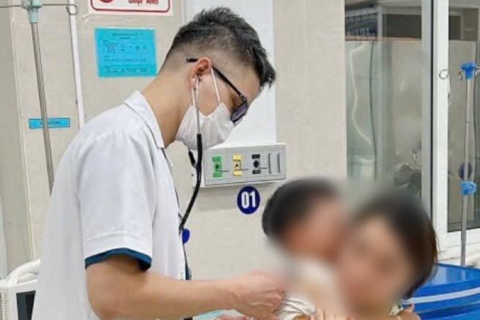 Hai trẻ nhập viện nghi ngộ độc khí ô tô sau 1 giờ trên xe