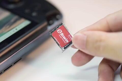 Trung Quốc chuẩn bị mở bán SSD nhỏ như thẻ SIM, tháo lắp cũng dùng que chọc SIM luôn mới lạ!