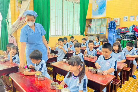 Học sinh lớp 1 học cách tự lập, tự phục vụ