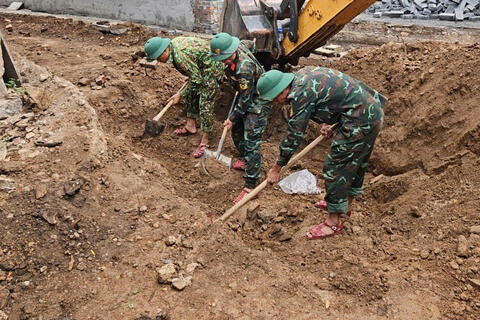 Cất bốc 2 hài cốt liệt sĩ khi cải tạo di tích Trường Bồ Đề ở Quảng Trị