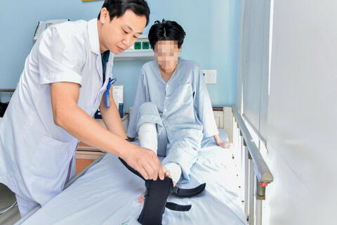 Dùng kỹ thuật vi phẫu điều trị khuyết hổng xương chày 8cm cho nam thanh niên