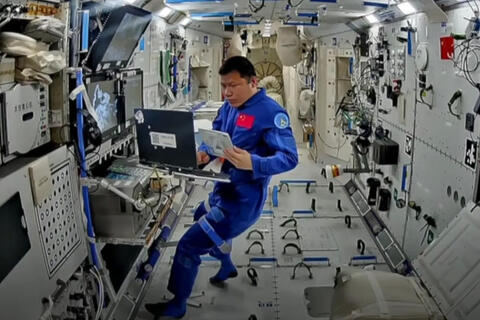 Thần Châu-20 không trở về Trái Đất: Phi hành gia mắc kẹt trên quỹ đạo?