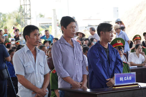 Nhóm bị cáo tổ chức đưa người xuất cảnh trái phép lĩnh án 18 năm tù