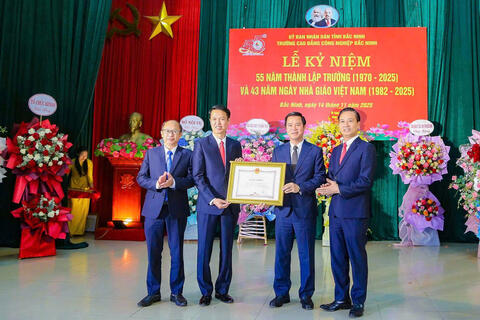Trường Cao đẳng Công nghiệp Bắc Ninh nhận Bằng khen của Bộ trưởng Bộ GD&ĐT