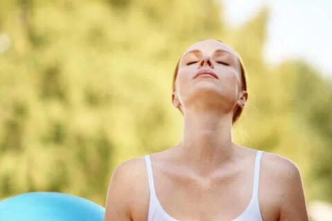 Thở dài giảm stress, cải thiện tâm trạng hiệu quả hơn cả… thiền