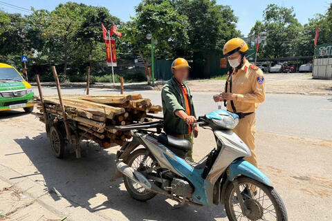 Hà Nội xử lý vi phạm an toàn giao thông: Làm nghiêm, không 'vùng cấm'