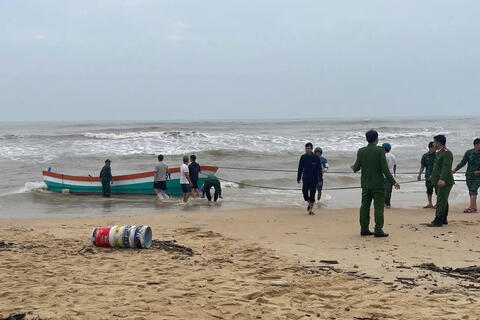 Quảng Trị tìm kiếm tung tích chủ tàu cá vừa trôi dạt vào bờ biển