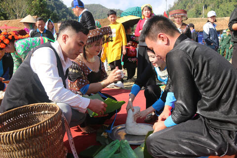 Du khách trải nghiệm Ngày hội Văn hóa các dân tộc xã Sam Mứn