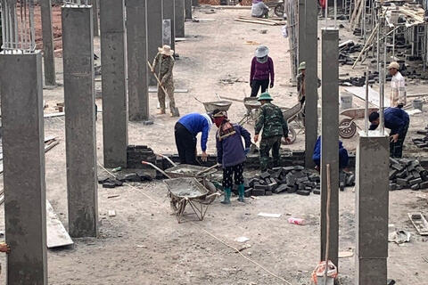 Khắc phục khó khăn đẩy nhanh tiến độ thi công Trường nội trú liên cấp xã Nậm Kè