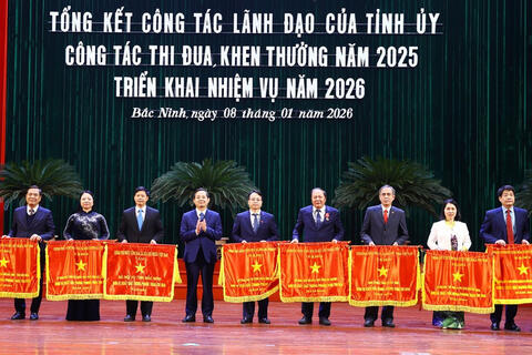 Sở GD&ĐT Bắc Ninh nhận Cờ thi đua của Chính phủ