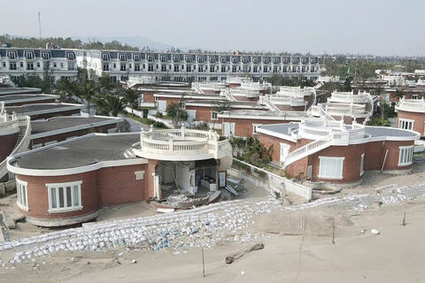Xây kè không theo giấy phép, loạt biệt thự Xuân Thành sập đổ, hư hỏng do bão