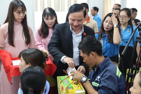 Phó Chủ tịch Quốc hội Nguyễn Khắc Định tặng quà Tết, động viên người lao động khó khăn tại Khánh Hòa