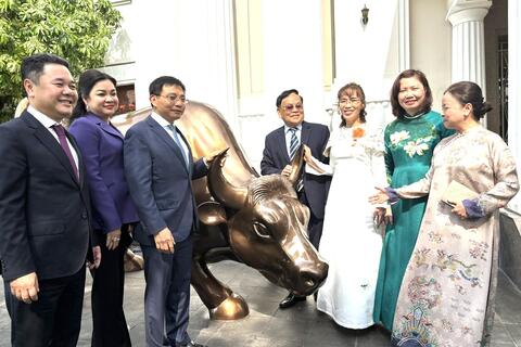 Bộ trưởng Nguyễn Văn Thắng đánh cồng khai trương giao dịch chứng khoán đầu Xuân Bính Ngọ