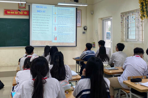 Để ngăn chặn học sinh sử dụng thuốc lá cần sự phối hợp của 'ba nhà'