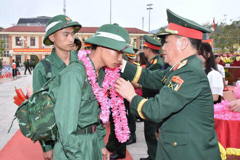 Những thanh niên ưu tú khu vực 1 Mường Nhé lên đường nhập ngũ