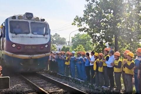 Thông tuyến đường sắt Bắc - Nam sau sự cố sà lan đâm va cầu Ghềnh