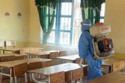 Tập trung khử khuẩn, xử lý ổ quai bị tại trường tiểu học ở Đắk Lắk