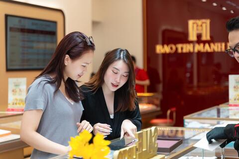 Giá vàng tăng phi mã vượt 4.100 USD/ounce, có nên chốt lời?