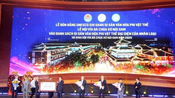 An Giang đón bằng UNESCO ghi danh Lễ hội Vía Bà Chúa Xứ núi Sam