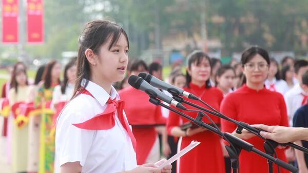 Học sinh giỏi tiêu biểu Thủ đô năm học 2024-2025 báo công dâng Bác